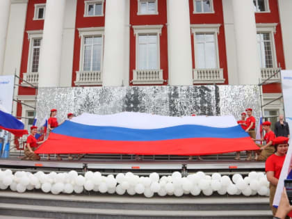 В Артеме отметили один из важных праздников страны  - День флага Российской Федерации.