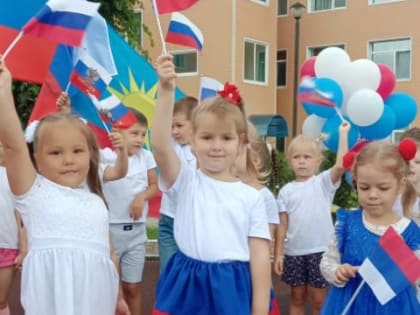 В Артеме поучаствовали во флешмобе ко Дню государственного флага