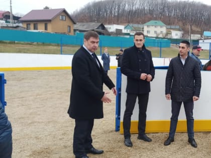 В уссурийском селе Утесном обустроили хоккейную коробку