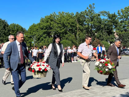 Торжественная церемония возложения цветов.