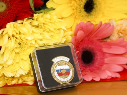 Главный врач Находкинской городской больницы Андрей Кузьмин вручил отличившимся медицинским работникам награды Министерства здравоохранения Российской Федерации