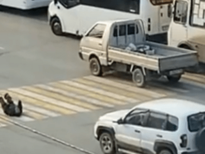 Ужасная картина: мужчина без ног и рук переползал дорогу в Артеме