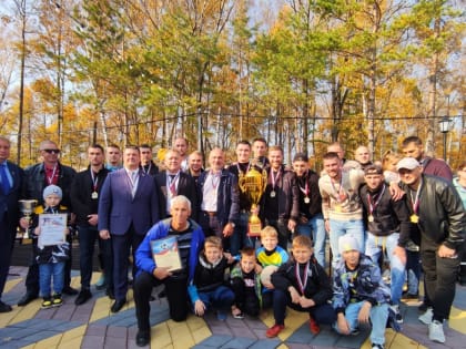 Футболистам «Дальнереченска» вручили Кубок за победу в чемпионате Приморского края