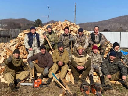 Приморские лесники помогли наколоть дрова семьям мобилизованных