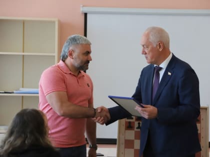 Андрей Брик поблагодарил предпринимателя за помощь школе