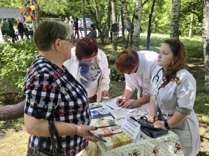 Здоровья вам и вашим соседям: медики Находкинской горбольницы напомнили жителям ул. Макарова о привычках, продлевающих жизнь