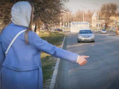 Голая девушка посреди дороги стала причиной пробки во Владивостоке — видео