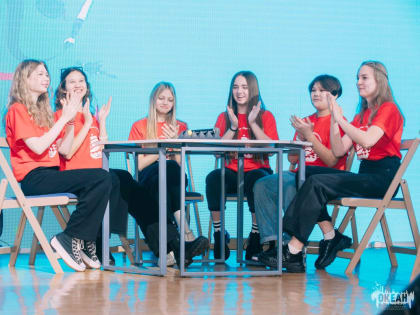 «Океанские подмостки» и «Инновациям – старт!»: участники XIII смены сразились в «Битве умов»