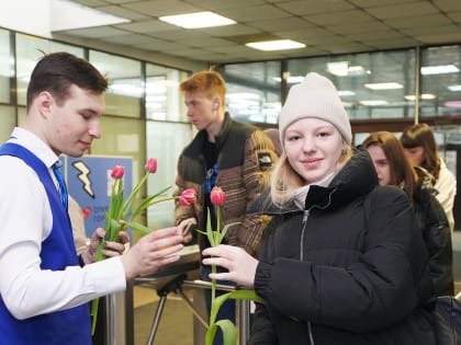 Цветы и поздравления. В ВВГУ отмечают Международный женский день