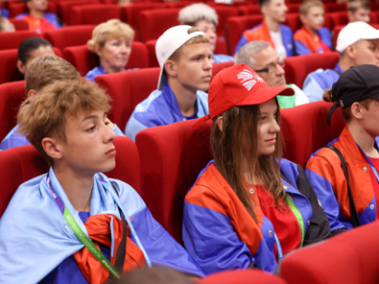 Олег Кожемяко встретился с юными спортсменами из новых регионов России