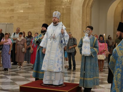 В канун празднования Успения Божией Матери митрополит Владимир совершил всенощное бдение