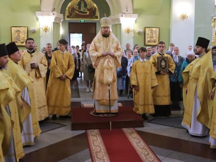 Глава Приморской митрополии совершил Божественную литургию в Покровском соборе