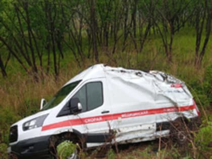 В Приморье скорую помощь занесло в кювет   пациент вылетел из машины и погиб