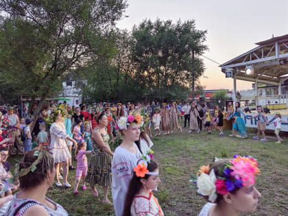 "ВАЛЯНИЕМ ДУРАКА" И ПРЫЖКАМИ ЧЕРЕЗ КОСТЕР ОТМЕТИЛИ ПРАЗДНИК В ЛЕСОЗАВОДСКЕ