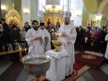 В день праздника Крещения Господня глава Приморской митрополии совершил литургию и чин великого освящения воды в Покровском соборе