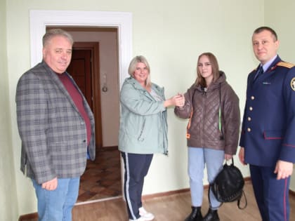 В Арсеньеве дети-сироты продолжают получать квартиры