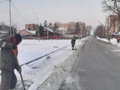 Пешеходные дорожки освобождают от снега в Артеме