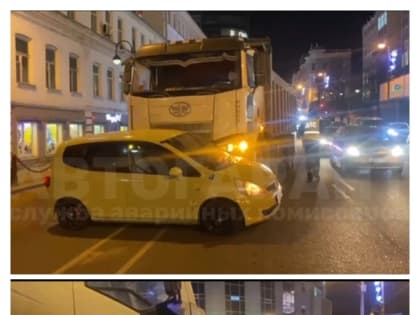 Огромный самосвал врезался в малолитражку в центре Владивостока — видео