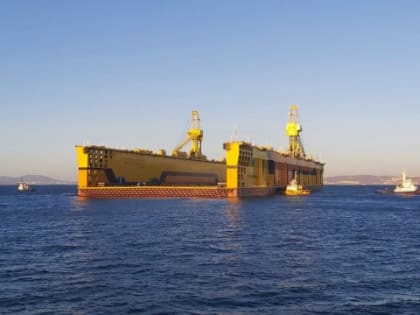Самый крупный в России плавучий док доставили в Приморье
