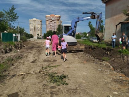 В Артеме местные власти восстанавливают дорогу к детскому саду после строителей и дождей