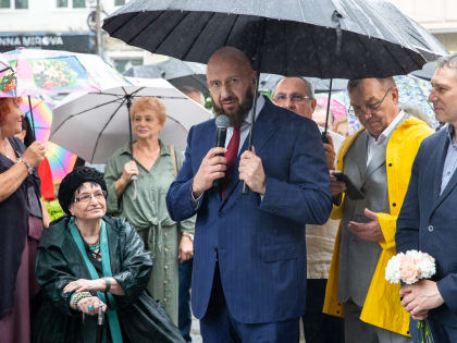 Монумент в форме сердца в Тихоокеанском государственном медицинском университете