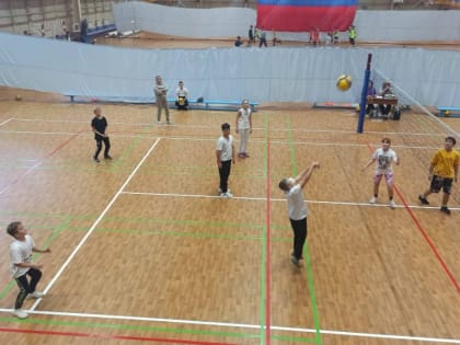 В волейбол сыграли более 200 школьников Артема