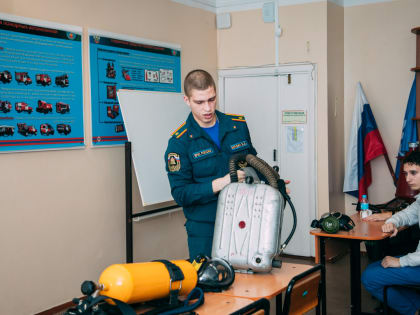 Курсанты Дальневосточной пожарно-спасательной академии проводят занятия для океанцев