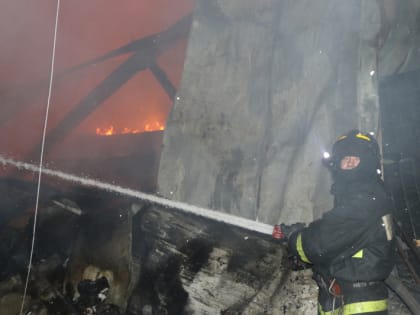 Серьёзный пожар тушили в приморском городе на улице Бакинских Комиссаров