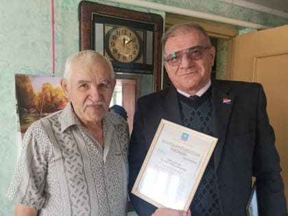 Поздравление с Днем отца артемовцам чьи сыновья несут службу в зоне СВО от депутата Виктора Наврося