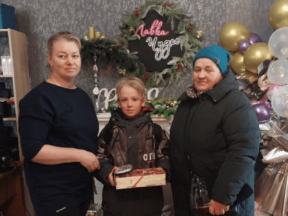 Дальнереченцы продолжают принимать участие в благотворительной акции «Ёлка желаний».