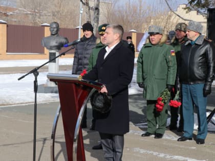 На Аллее героев Уссурийского суворовского училища открыли памятник Алексею Катериничеву