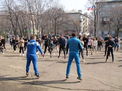 Студенты уссурийского колледжа сделали зарядку вместе с чемпионом