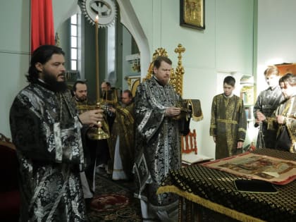 Митрополит Владимир совершил первую в этом году Литургию Преждеосвященных Даров в Покровском соборе