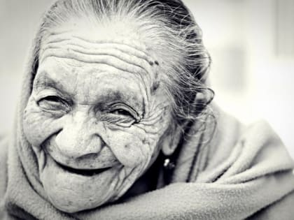 Для тех, чей стаж не меньше 25 лет. Пенсионеры могут получить дополнительные деньги