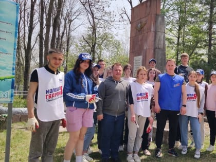 Депутаты вместе с общественной организацией «Молодая Гвардия» привели в порядок мемориальный комплекс