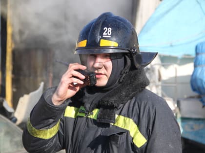 Во Владивостоке огонь с фуры перекинулся на вагон грузового поезда