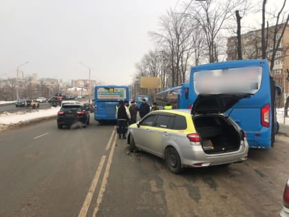 Поскользнулись: ДТП с участием трех автобусов и такси произошло во Владивостоке