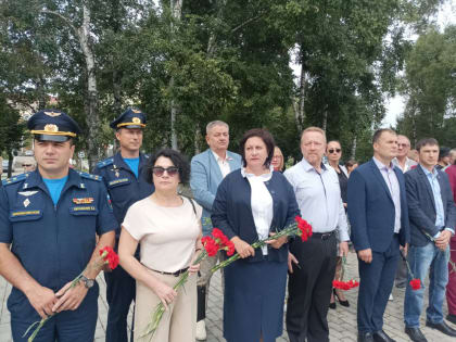 Сегодня, 3 сентября, цветы возложили к памятнику-мемориалу воинам артемовцам, погибшим в годы  Великой Отечественной войны 1941-1945 гг. во время торжественной церемонии в Артеме.