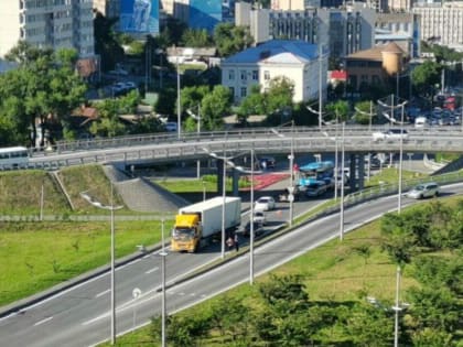 Жёлтая фура перегородила одну из ключевых дорог Владивостока — видео