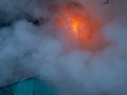 Пожарные эвакуировали 21 человека из многоэтажного дома во Владивостоке