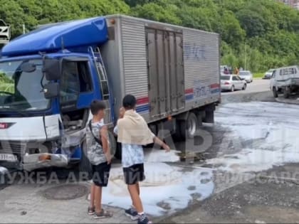 Жёсткое ДТП во Владивостоке: грузовик разбил две машины и врезался в столб — видео