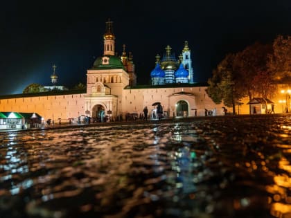 В канун дня памяти преподобного Сергия Радонежского митрополит Владимир сослужил митрополиту Ювеналию (Пояркову) за всенощным бдением в Троице-Сергиевой лавре