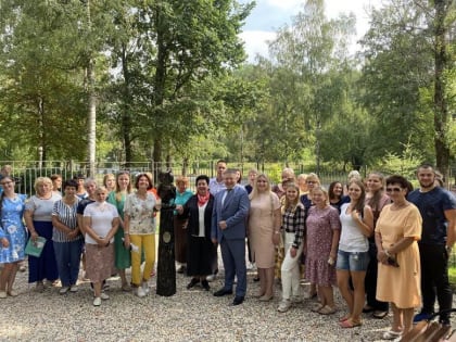 Банк «Открытие» подарил зелёные скверы в честь любимых учителей трем школам в Астрахани, Ярославле и Великих Луках