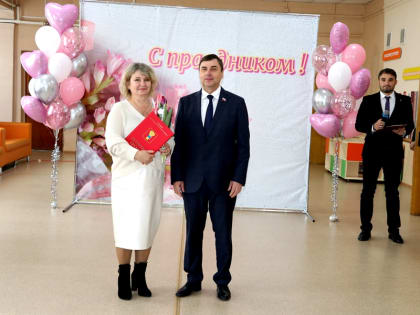 Весеннее настроение, улыбки и цветы и для педагогов Уссурийска
