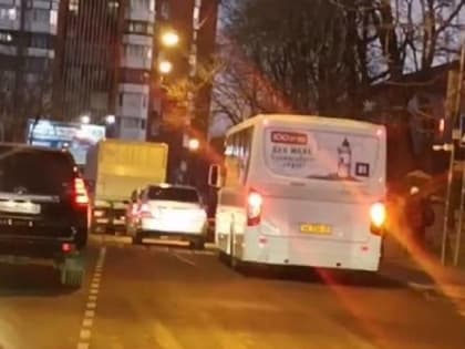 Жители Владивостока оказались в шоке от лихих гонок маршрутчика