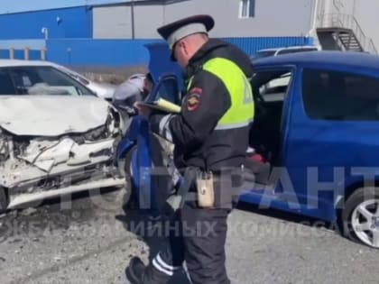 Во Владивостоке в жёсткое лобовое ДТП попали две «Тойоты Витц»