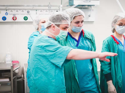 Работали решительно: Медики Владивостока провели срочную операцию 81-летней пациентке