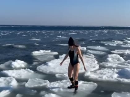 Шикарная красотка в купальнике скакала по льдинам во Владивостоке — видео