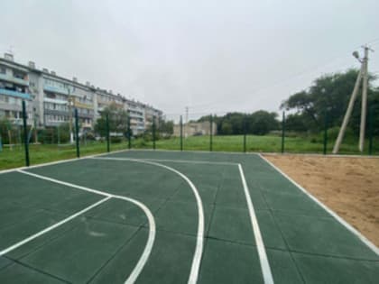 На спортивной площадке в Новоникольске появилось антиударное покрытие