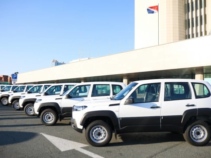 Олег Кожемяко вручил приморским медикам ключи от новых санитарных машин